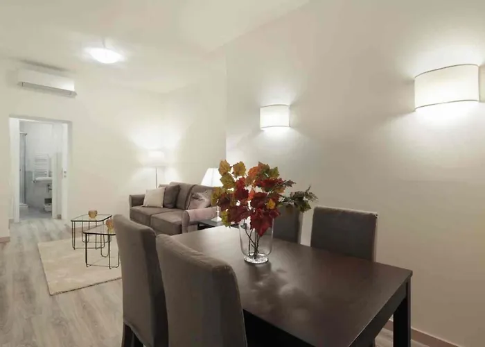 Centro Grande - Spacious Near Spanish Steps, Sleeps Up To 6 Guests By Locappart