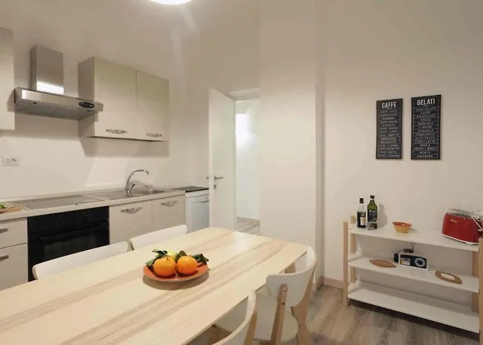 Apartament Centro Grande - Spacious Near Spanish Steps, Sleeps Up To 6 Guests By Locappart *